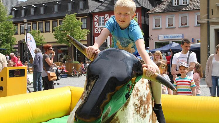 Die Chance bei den Hörnern gepackt: Das spannende Bullriding zählte zu den Höhepunkten des Kindererlebnistages.  Foto: Gerda Völk