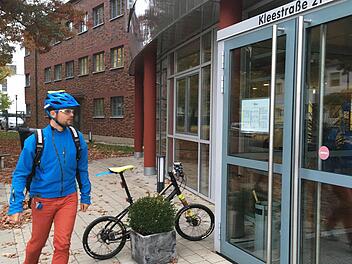 Im Auftrag der "Digitalen City" liefern Fahrradkuriere innerhalb von maximal 90 Minuten Wunschprodukte bis an die Haus- oder Firmentür - Lebensmittel allerdings nicht. Foto: Digitale City