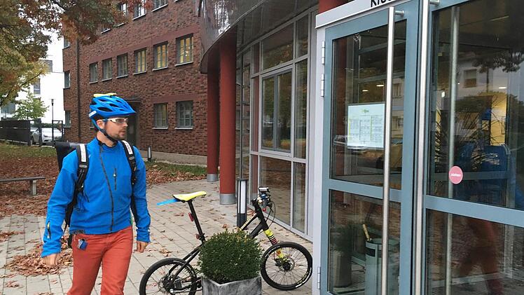 Im Auftrag der "Digitalen City" liefern Fahrradkuriere innerhalb von maximal 90 Minuten Wunschprodukte bis an die Haus- oder Firmentür - Lebensmittel allerdings nicht. Foto: Digitale City