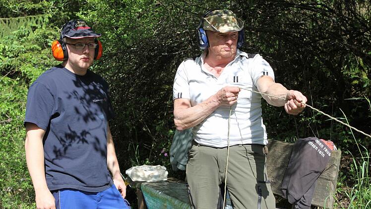 Auf Befehl von unten gibt es an den Altären jeweils vier Einzelschüsse und beim Segen drei Schüsse in Folge, welche über eine Schnur von Karl-Heinz Müller (rechts) gezündet werden.  Foto: Michael Wunder