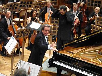 Rudolf Buchbinder und Vladimir Jurowski nach Beethovens 1. Klavierkonzert. Foto: Ahnert