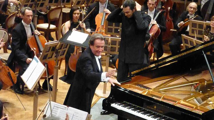 Rudolf Buchbinder und Vladimir Jurowski nach Beethovens 1. Klavierkonzert. Foto: Ahnert