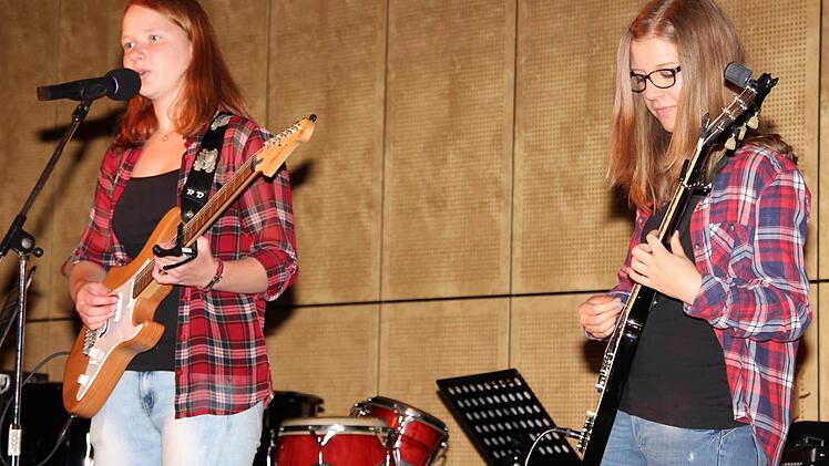 Die Schüler des Philipp-Schönborn-Gymnasiums Münnerstadt begeisterten bei ihrem Sommerkonzert mit Musik und Gesang. Foto: Dieter Britz