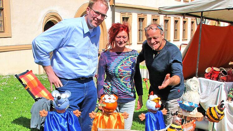 Zum Gartenfestival in Maria Bildhausen kamen am Wochenende zahlreiche Besucher. Veranstalter Hermann Josef Scherer (links) machte einen Rundgang durch das Gelände und insplizierte die Stände, hier von Terra Arts aus Haunetal. Foto: Dieter Britz