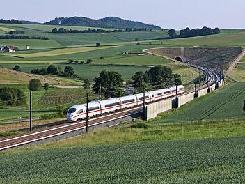 Testfahrt: Ein ICE 3 Baureihe 403 bei der Ausfahrt aus dem Tunnel Eierberge. An der Landkreisgrenze zwischen Coburg und Lichtenfels wird am 23. September eine von elf Großübungen entlang der ICE-Neubaustrecke zwischen Ebensfeld und Erfurt stattfinden. Foto: Deutsche Bahn / Claus Weber