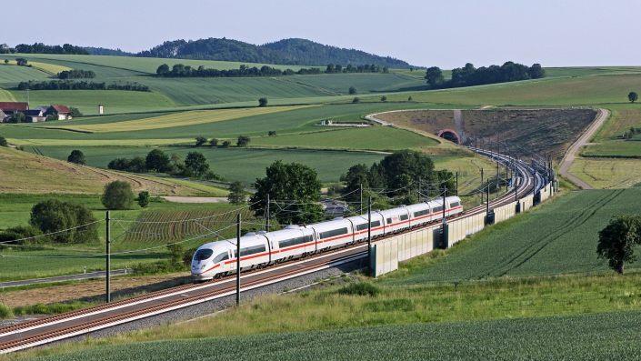 Testfahrt: Ein ICE 3 Baureihe 403 bei der Ausfahrt aus dem Tunnel Eierberge. An der Landkreisgrenze zwischen Coburg und Lichtenfels wird am 23. September eine von elf Großübungen entlang der ICE-Neubaustrecke zwischen Ebensfeld und Erfurt stattfinden. Foto: Deutsche Bahn / Claus Weber