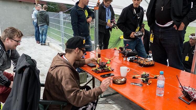 Nach jeder Runde wiegt Alexander Häuser bei der technischen Abnahme die Copter.