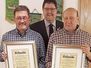 Heinz Friedrich (links) und Klaus Konrad wurden zu Ehrenmitgliedern ernannt. Mit im Bild (Mitte): Vorsitzender Hansj&uuml;rgen Grampp