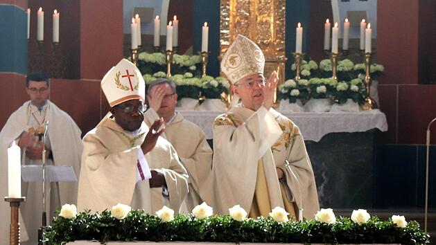 Bischof John Baptist Kaggwa und Erzbischof Ludwig Schick zelebrierten den Gottesdienst. Foto: Johanna Blum