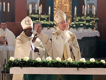 Bischof John Baptist Kaggwa und Erzbischof Ludwig Schick zelebrierten den Gottesdienst. Foto: Johanna Blum