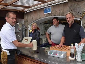 Gundi Baier ist die neue Wirtin am Heller-Keller. Unser Foto zeigt sie mit Sohn Johannes (rechts), ihrem Lebensgefährten Bernd sowie Roland Güßregen (links), einem langjährigen Kellner.  Foto: Bernhard Panzer