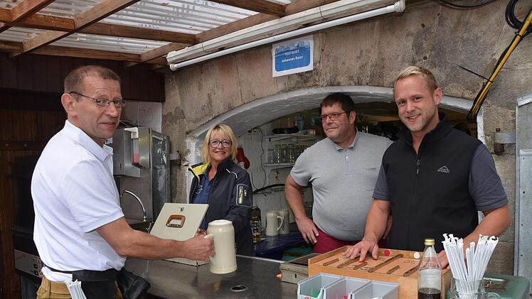 Gundi Baier ist die neue Wirtin am Heller-Keller. Unser Foto zeigt sie mit Sohn Johannes (rechts), ihrem Lebensgefährten Bernd sowie Roland Güßregen (links), einem langjährigen Kellner.  Foto: Bernhard Panzer
