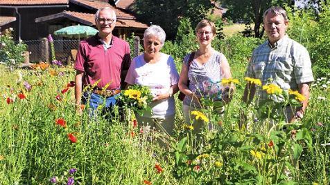 Beeindruckt zeigten sich Volker Wündisch (links), Beate Singhartinger (Zweite von rechts) und Gerhard Wunder (rechts) von der farbenfrohen Blumenwiese der Vorsitzenden Ingeborg Wich-Reif (Zweite von links) .