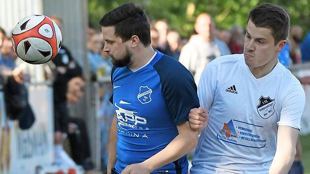 Den Fu&szlig;ball vor Augen hat hier der Lettenreuther David Beloch, der mit der SpVgg am Freitagabend beim SV Friesen II in die neue Saison startet. Die Burgkunstadter mit Max Koch (rechts) sind beim Titelfavoriten DJK Lichtenfels zu Gast.  Foto: Gunther Czepera