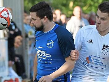 Den Fußball vor Augen hat hier der Lettenreuther David Beloch, der mit der SpVgg am Freitagabend beim SV Friesen II in die neue Saison startet. Die Burgkunstadter mit Max Koch (rechts) sind beim Titelfavoriten DJK Lichtenfels zu Gast.  Foto: Gunther Czepera