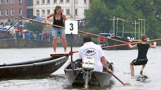 Das "Frauenstechen" im Jahr 2013 war eine Ausnahme. Das damalige Sandmadla Elena Wicht (rechts) unterlag der Kitzingerin Sophia Krämer. Das offizielle Fischerstechen bleibt Männersache. Das habe nichts mit Diskriminierung zu tun, sondern mit Rücksicht vor Verletzungsgefahr, argumentiert ein Mitglied des Zunftausschusses.