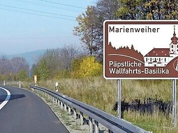 So wie in dieser Fotomontage könnten sich die beiden Hinweisschilder an der Bundesautobahn A 9 einmal präsentieren. Zu sehen ist die Version von Wolfgang Skoda, für die sich die "Freunde der Wallfahrtsbasilika Marienweiher" mehrheitlich entschieden. Foto: privat