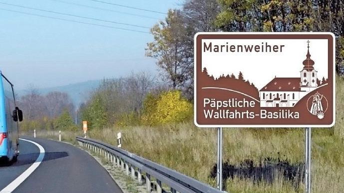So wie in dieser Fotomontage könnten sich die beiden Hinweisschilder an der Bundesautobahn A 9 einmal präsentieren. Zu sehen ist die Version von Wolfgang Skoda, für die sich die "Freunde der Wallfahrtsbasilika Marienweiher" mehrheitlich entschieden. Foto: privat