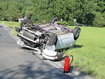 Der Opel landete nach dem Zusammenstoß total beschädigt auf dem Dach.