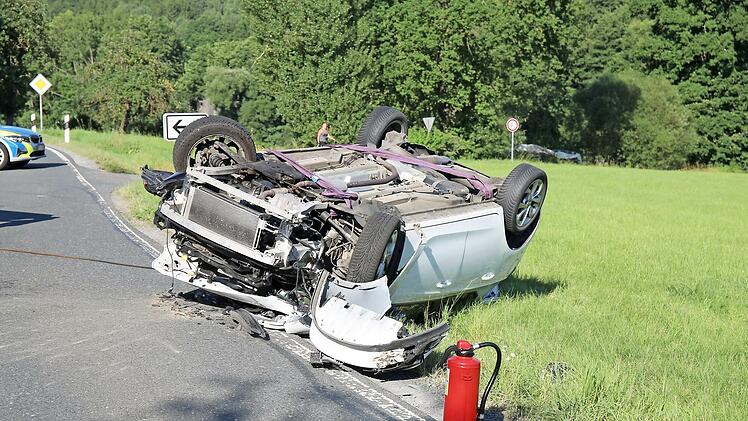 Der Opel landete nach dem Zusammenstoß total beschädigt auf dem Dach.