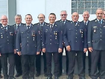 Die Auszeichnung in Gold und Urkunden f&uuml;r 40-j&auml;hrige Dienstzeit als Feuerwehrmann &uuml;berreichte stellvertretender Landrat Emil M&uuml;ller (2. von links) an Manfred Metz (Gef&auml;ll), Wolfgang Metz (Katzenbach), Willibald B&uuml;hner (Gef&auml;ll), Roland Albert (Wald...
