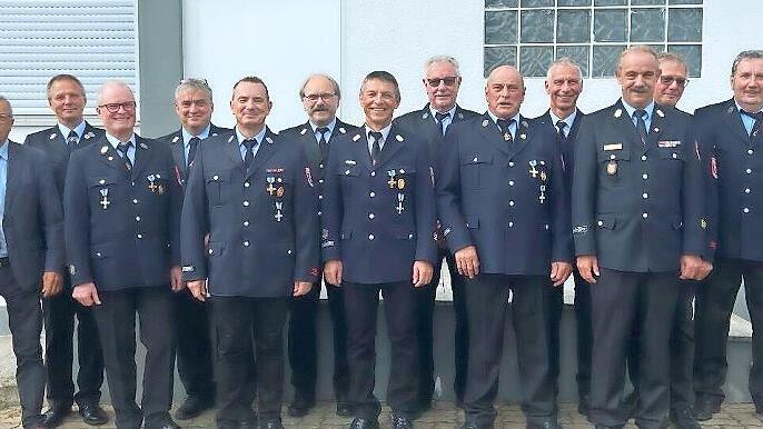 Die Auszeichnung in Gold und Urkunden f&uuml;r 40-j&auml;hrige Dienstzeit als Feuerwehrmann &uuml;berreichte stellvertretender Landrat Emil M&uuml;ller (2. von links) an Manfred Metz (Gef&auml;ll), Wolfgang Metz (Katzenbach), Willibald B&uuml;hner (Gef&auml;ll), Roland Albert (Wald...