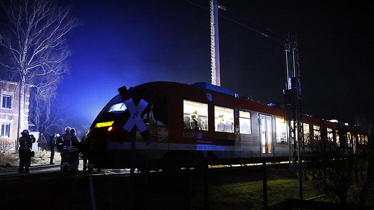Zug erfasst Auto am unbeschrankten Bahnübergang