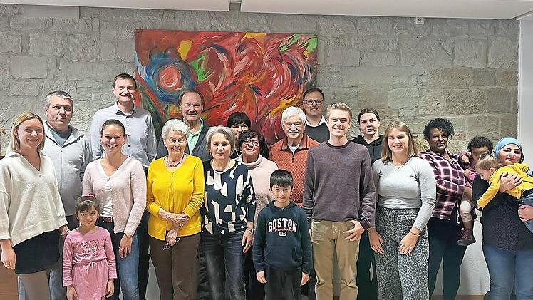 Vordere Reihe (v.l.): Jennifer N&uuml;sslein (MGH), Sophia Kram (Landratsamt), Hedi Kraft und Isolde Schuck (Seniorenunion), Heinrich Ritter (JU), Julia Sterling (MGH); hintere Reihe: Zweiter v. l. Marcus Fr&ouml;hlich (Gesch&auml;ftsf&uuml;hrer Landratsamt), Dritter...