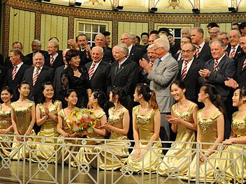 Getümmel am Ende des Konzerts: Die Damen und Herren des Studentenchores der Universität Peking und die Herren des Landkreismännerchors Bad Kissingen applaudieren einander. Mit auf der Bühne sind Chorleiterin Prof. Hou Xijin, Bad Kissingens 2. Bürgermeister Prof. Dr. Dr. Peter Deeg (Mitte) und der Präsident des Fränkischen Sängerbundes, Peter Jacobi (im grauen Anzug). Foto: kdc