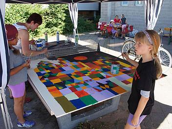 Beim Ferienprogramm des Vereins "Pro Schule" war viel Farbe im Spiel.   Fotos: Heike Reinersmann