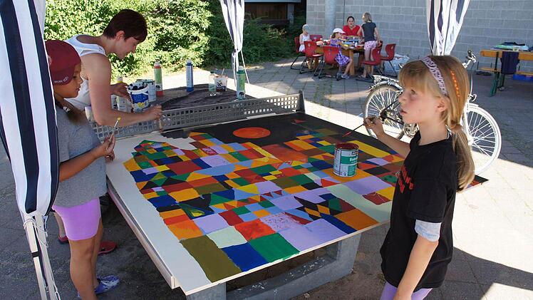 Beim Ferienprogramm des Vereins "Pro Schule" war viel Farbe im Spiel.   Fotos: Heike Reinersmann