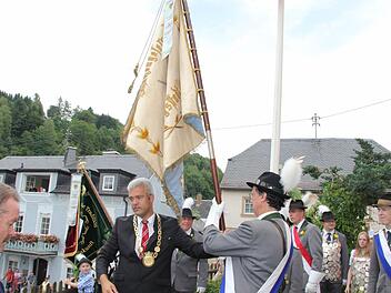 Fahnenübergabe mit Bürgermeister Timo Ehrhardt  Fotos: Veronika Schadeck