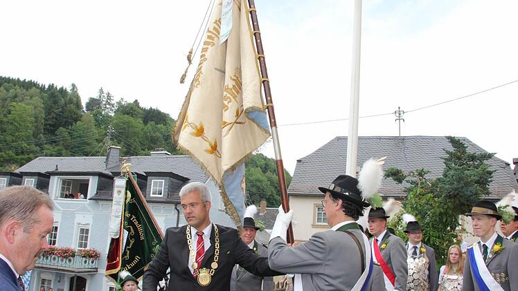 Fahnenübergabe mit Bürgermeister Timo Ehrhardt  Fotos: Veronika Schadeck