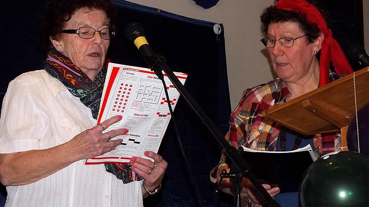 Rosemarie Zwillich (rechts) brauchte viel Geduld, um ihrer Partnerin Hiltrud Dietlein das Backen von Faschingskrapfen zu erläutern. Foto: Alfons Beuerlein