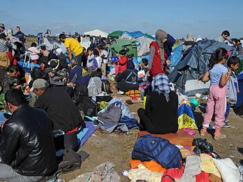 Menschen stehen am 08.09.2015 im Flüchtlingslager von Rözske in Ungarn. Die Zustände sind schlecht. Foto: Peter Zschunke/dpa