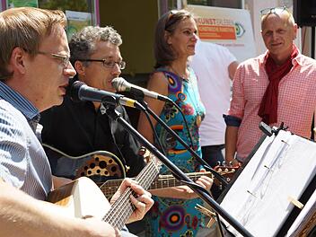 Alexander Sell (von links) und Dieter Schneider spielten zur Eröffnung der Ramsthaler Kunstwoche. Hinten sind die beiden Vorsitzenden Thea Keßler und Bernhard Gößmann-Schmitt zu sehen. Foto: Archiv/Arkadius Guzy