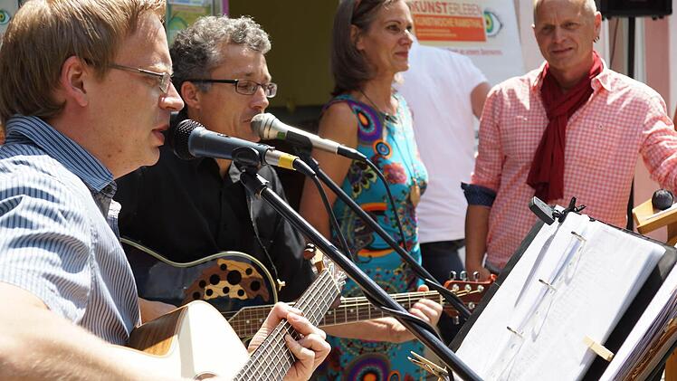 Alexander Sell (von links) und Dieter Schneider spielten zur Eröffnung der Ramsthaler Kunstwoche. Hinten sind die beiden Vorsitzenden Thea Keßler und Bernhard Gößmann-Schmitt zu sehen. Foto: Archiv/Arkadius Guzy