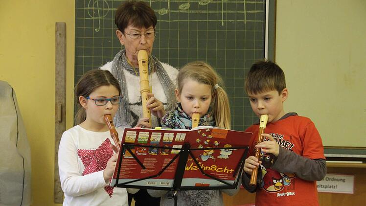Elke Schindhelm spielt, anders als die Kinder, eine Tenorflöte. Foto: Sarah Stieranka