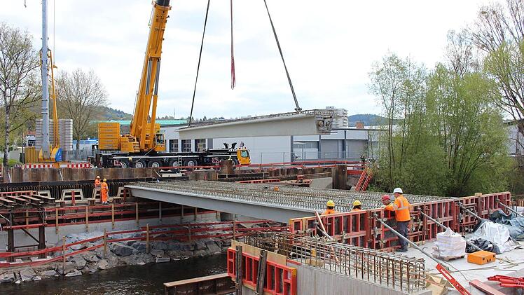 Hier hängen 44 Tonnen am Haken. Die Träger schweben heran und werden exakt eingepasst.  Foto: Ulrike Nauer