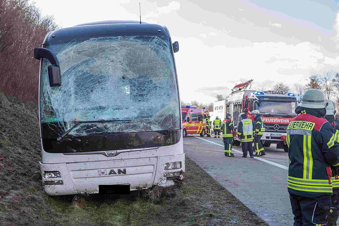 Mittelfranken: Bus mit 26 Schülern verunglückt auf A7 – mehrere Verletzte