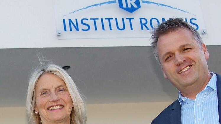 Vorsitzende Dr. Susan Schubert und Stefan Stang, Gesch&auml;ftsf&uuml;hrer Institut Romeis, bei der Scheck&uuml;bergabe .  Foto: A. Beutert