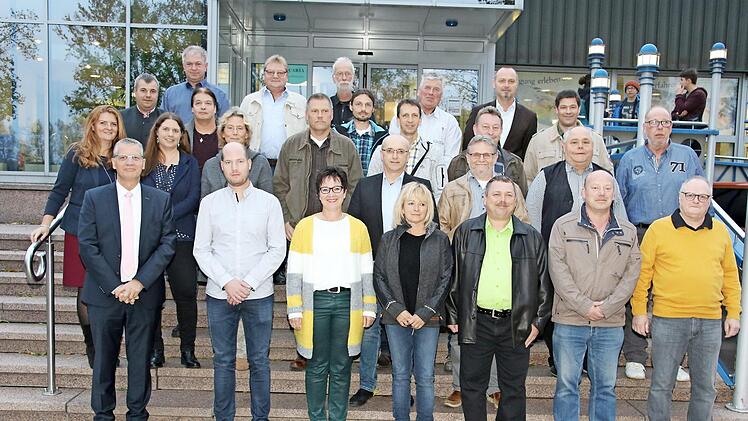 Die SÜC Energie und H2O GmbH sowie der CEB zeichneten langjährige Mitarbeiter aus und verabschiedeten welche aus dem aktiven Berufsleben. SÜC-Geschäftsführer Wilhelm Austen (links) würdigte die langjährigen Verdienste seiner Mitarbeiter.  Foto: Wolfgang Desombre