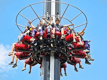 Nach der Arbeit kommt das Vergn&uuml;gen: Die jungen Feuerwehrleute testeten die Fahrgesch&auml;fte in Schloss Thurn. Fotos: privat