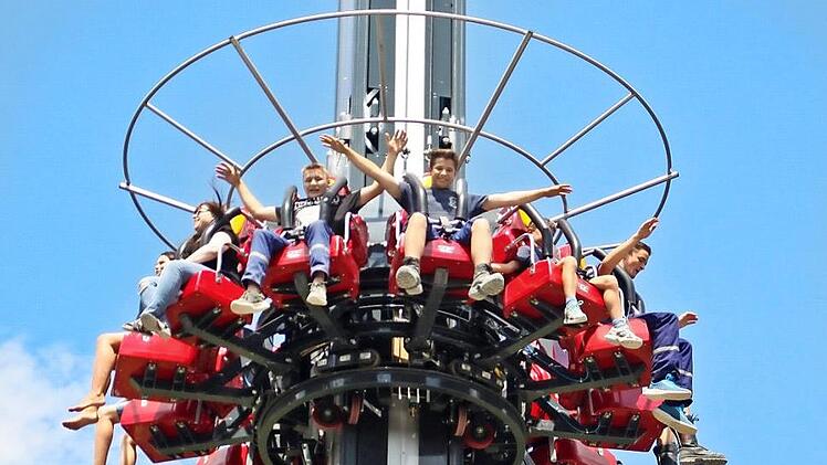 Nach der Arbeit kommt das Vergn&uuml;gen: Die jungen Feuerwehrleute testeten die Fahrgesch&auml;fte in Schloss Thurn. Fotos: privat