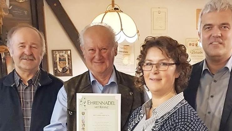 Erste Vorsitzende Damaris Schmitt ehrt Richard Welsch für 50-jährige Mitgliedschaft. Mit im Bild sind (rechts) Bürgermeister Timo Ehrhardt sowie (links) OGV-Kreisvorsitzender Fritz Pohl.  Foto: privat