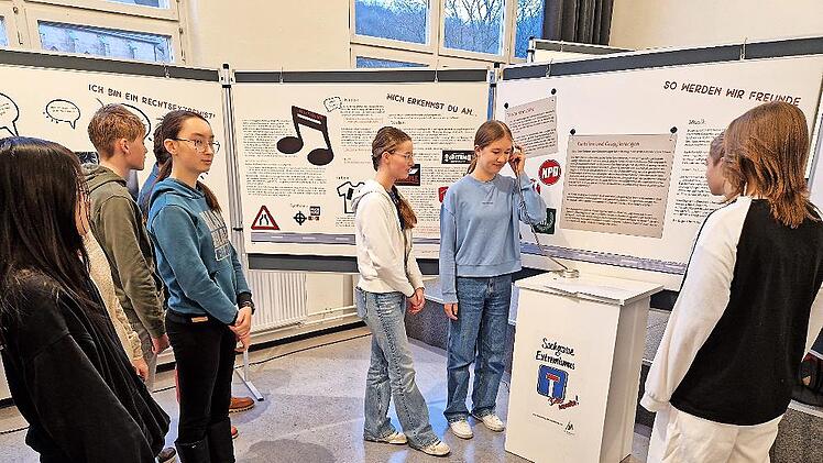 Die Schüler des MGF-Gymnasiums schauen sich die Ausstellung an.