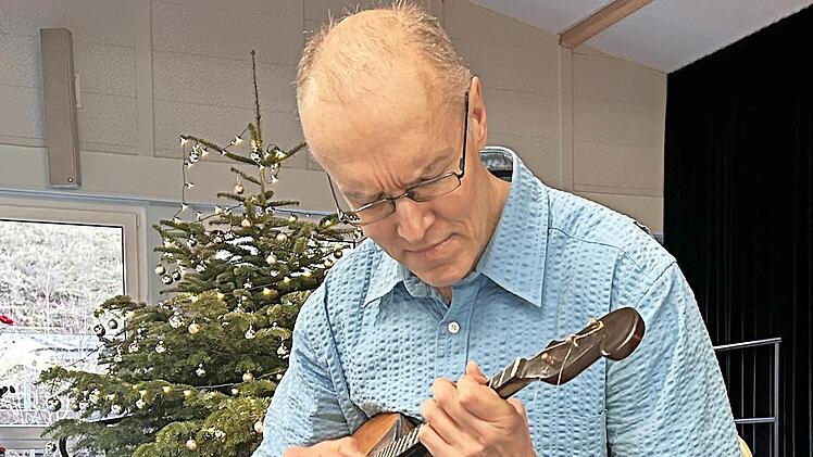 Vladimir Vinogradov mit seiner Domra.