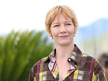 Sandra H&uuml;ller hat sich in einem Interview &uuml;ber ihren Bezug zu ihrer Heimat ge&auml;u&szlig;ert.