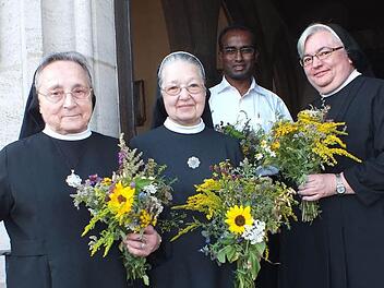 Schwester Kunigild, Schwester Laudolfa, Pater Solomon Sahayaraj MSFS und Schwester Alexe nach der Kräuterbüschelweihe. Foto: Manfred Welker