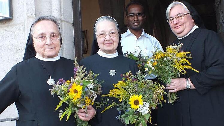 Schwester Kunigild, Schwester Laudolfa, Pater Solomon Sahayaraj MSFS und Schwester Alexe nach der Kräuterbüschelweihe. Foto: Manfred Welker